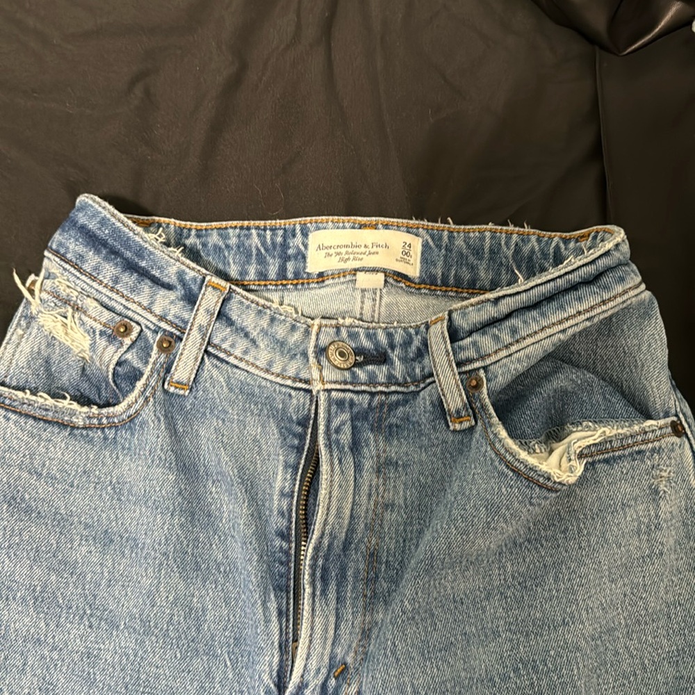 Abercrombie The 90s Relaxed Jean High Rise 24s